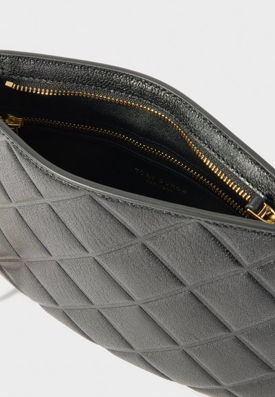 Bolsa de mão em couro preto com padrão de travessaria em diamante, zíper aberto revelando um bolso interior com zíper em tom dourado e logótipo Tory Burch dentro.