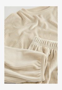 Selezionato, cream rib