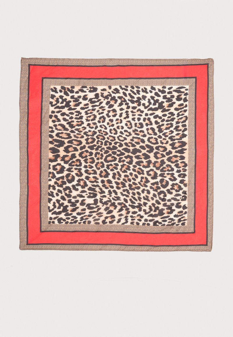 Foulard carré avec un centre imprimé léopard, bordé de beige, de fines lignes noires, et d'un large cadre rouge.