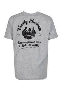 Tricou gri cu un imprimeu grafic negru, prezentând personaje și textul "Family Business" pe spate. Are mâneci scurte și un guler de tip crew neck.