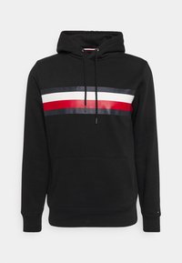 Sudadera negra con un gran diseño gráfico frontal que presenta rayas horizontales en rojo, blanco y azul marino. Incluye un bolsillo frontal y capucha con cordón.