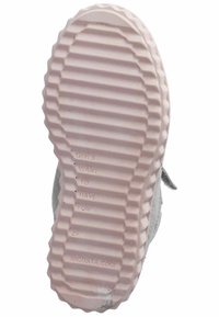 Suola di scarpa con un design ondulato in rosa chiaro. Presenta scanalature testurizzate e bordi rialzati. Testo: "LE RAGAZZE VOGLIONO DIVERTIRSI."