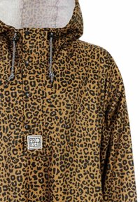 Bruine trui met luipaardprint en een capuchon, voorzien van zwarte accenten, drukknoopjes en koorden voor een verstelbare pasvorm.