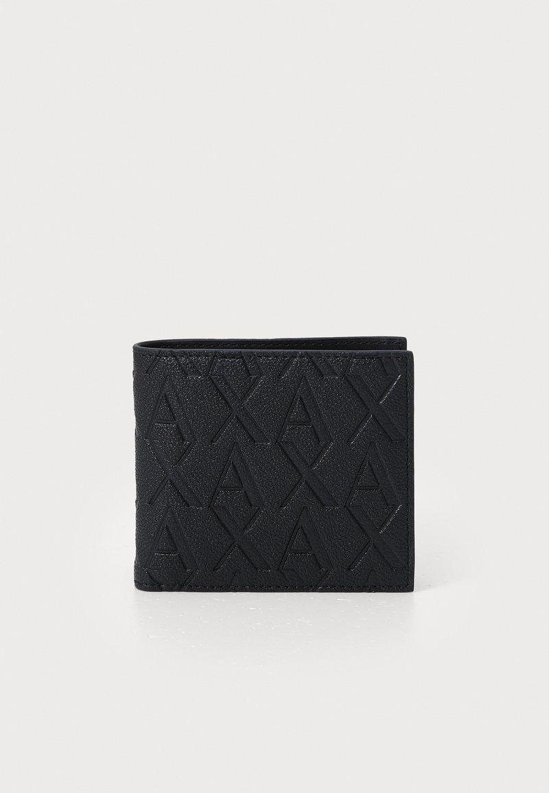 Čierna bifold peňaženka vyrobená z textúrovanej kože, s embosovaným geometrickým vzorom. Kompaktný dizajn s hladkými hranami a minimalistickým detailovaním.