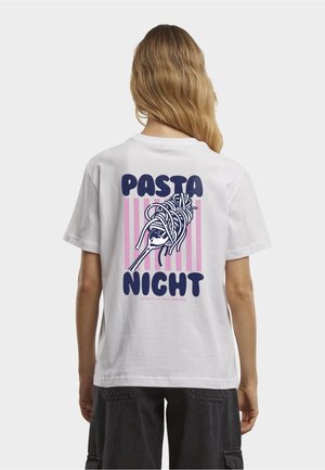 Blondynka w białym t-shircie z grafiką widelca kręcącego spaghetti i napisem „PASTA NIGHT” dużymi granatowymi literami na plecach.