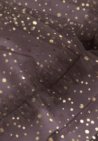 Genomskinlig tyg i mörk mauve med guldmetalliska prickar, med en texturerad, lagerpålagd design och mjuk, lätt vikt.