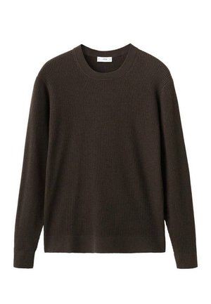 Tmavě hnědý žebrovaný svetr s dlouhými rukávy, kulatým výstřihem, rovný lem a úzké manžety, zobrazený na bílém pozadí.