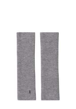 Paire de chauffe-bras en tricot côtelé gris posés à plat, forme rectangulaire avec une étiquette de marque discrète sur une pièce.