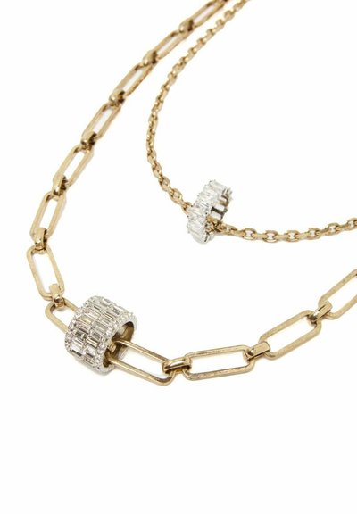 Deux colliers présentent un design de chaîne en forme de trombone en ton or. L'un d'eux a un accent cylindrique texturé en argent avec des pierres géométriques transparentes.