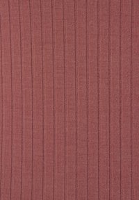 Textil in einem rötlich-braunen Farbton mit vertikaler gerippter Textur. Verfügt über gleichmäßig verteilte, erhabene Streifenmuster im gesamten Stoff.