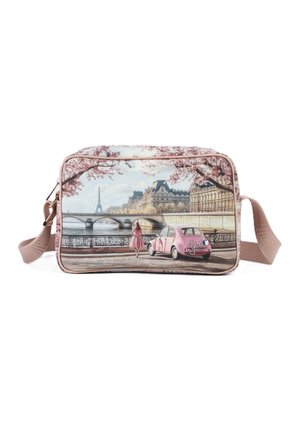 Borsa a tracolla con cinturino rosa con scena di Parigi: donna con vestito rosa, auto vintage rosa, ponte, fiori di ciliegio e Torre Eiffel sullo sfondo.