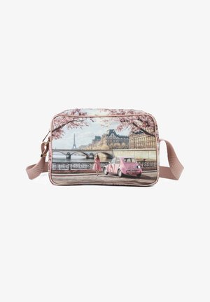 Borsa a tracolla con cinturino rosa con scena di Parigi: donna con vestito rosa, auto vintage rosa, ponte, fiori di ciliegio e Torre Eiffel sullo sfondo.