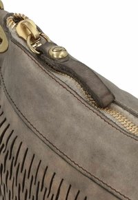 Borsa in pelle grigia con dettagli intagliati, dotata di una zip e accessori in ottone. La superficie è liscia con cuciture visibili.
