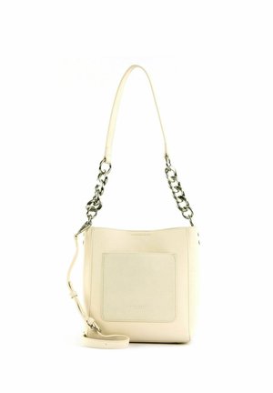 Sac à main en cuir couleur crème avec poche avant, accents de maillons en chaîne argentés et bandoulière réglable.