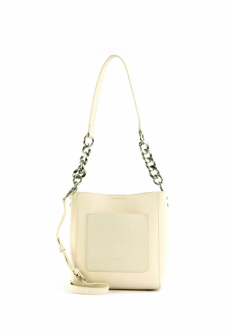 Sac à main en cuir couleur crème avec poche avant, accents de maillons en chaîne argentés et bandoulière réglable.