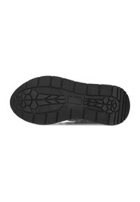 Semelle de chaussure en caoutchouc noir avec des motifs texturés et des indentations pour une meilleure adhérence ; présente des formes hexagonales et des lignes pour une traction améliorée.