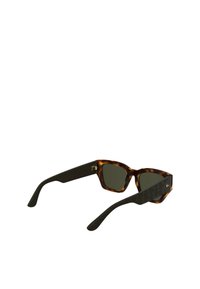 Okulary przeciwsłoneczne w kolorze żółwi z ciemnozielonymi soczewkami, kanciastego kształtu, z mocnymi czarnymi zausznikami i teksturowanymi akcentami na ramionach.