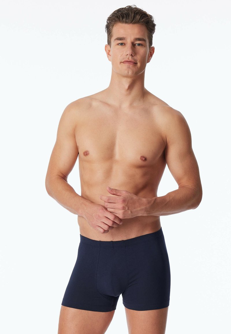 Marinblå boxershorts i bomull, med en åtsittande design, elastisk midja och en bekväm längd ovanför låret.