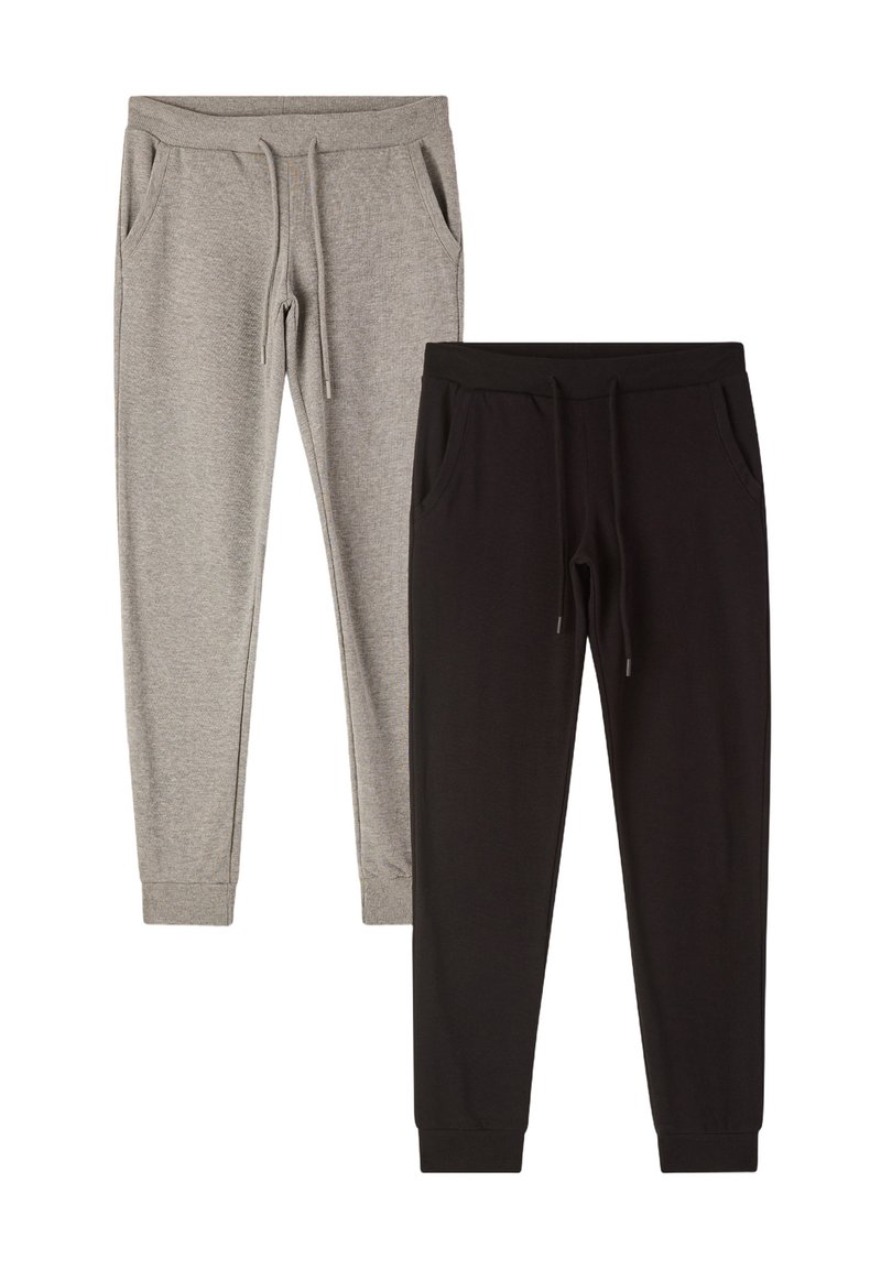 Dwie pary spodni dresowych: jedna szara, druga czarna. Obie mają elastyczne paski w talii, sznurki i boczne kieszenie. Miękka struktura materiału.