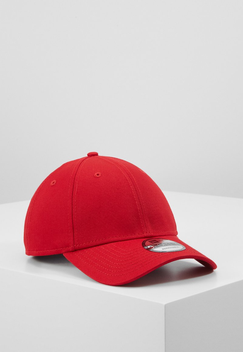 Piros, pamut baseball sapka. Lekerekített tetejével, hajlított napellenzővel és méretcímkével rendelkezik az elején. Simább textúra, varrott díszítésekkel.