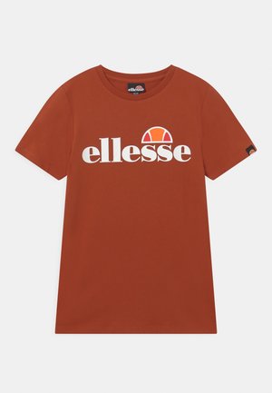 Rostfarbenes T-Shirt mit kurzen Ärmeln, weißem "ellesse" Schriftzug und orange-rotem Halbkreis-Logo, mittig auf der Brust.