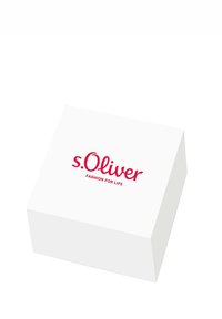 Scatola rettangolare bianca con superficie liscia, caratterizzata da un logo rosso s.Oliver e la scritta "FASHION FOR LIFE" in un font moderno.