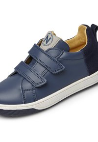 Sneaker in pelle blu navy con due strap in velcro, suola in gomma bianca e interno morbido giallo; presenta un logo sulla linguetta.