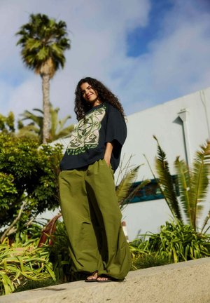 Surf Inc., PARACHUTE PANTS - Trousers - zielony