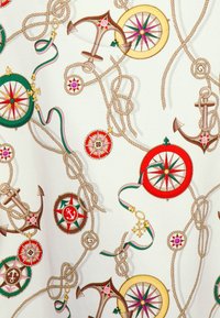 Morski wzór z kolorowymi różami kompasowymi, kotwicami, splecionymi linami oraz zielono-różowymi wstęgami na białym tle.