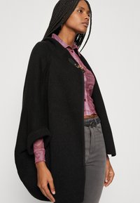 VILA VICEMRE - Mantella - black