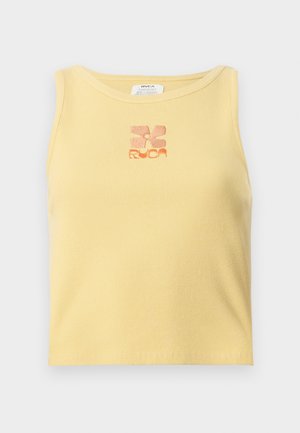 Geel geribde tanktop met een klein, geborduurd bloemenlogo in oranje in het midden. Eenvoudig, mouwloos ontwerp met een ronde halslijn.