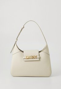 Mala bege feita de material texturizado, com uma pega curva e uma aba frontal com o logótipo dourado "DKNY".