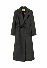 Cappotto lungo a quadri grigio, realizzato in tessuto texturizzato, con cintura, revers a taglio e un'etichetta di marca all'interno.