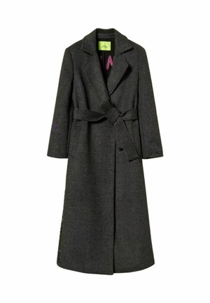 Cappotto lungo a quadri grigio, realizzato in tessuto texturizzato, con cintura, revers a taglio e un'etichetta di marca all'interno.