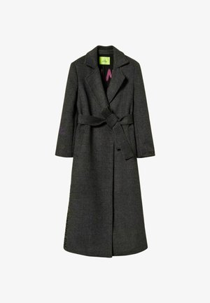 Cappotto lungo a quadri grigio, realizzato in tessuto texturizzato, con cintura, revers a taglio e un'etichetta di marca all'interno.