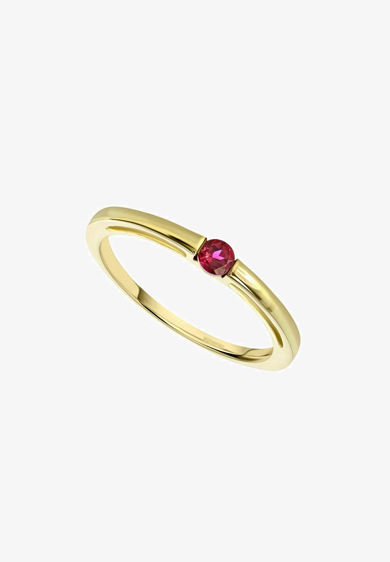 Bague en or avec une bande lisse et arrondie et une pierre précieuse rouge ronde au centre. Le design présente une forme épurée et minimaliste, avec une finition polie.