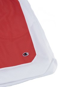 Roter und weißer Netzsportbeutel mit strukturierter Oberfläche, der ein auffälliges schwarz-rotes Logo am unteren Rand trägt.