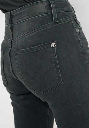 Jeans in denim nero sbiadito con vita alta, tasche posteriori distintive e un delicato logo sul taschino. Tessuto testurizzato e resistente.