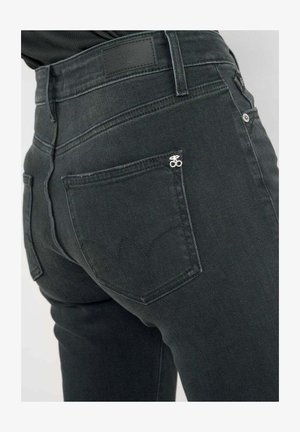 Jeans in denim nero sbiadito con vita alta, tasche posteriori distintive e un delicato logo sul taschino. Tessuto testurizzato e resistente.