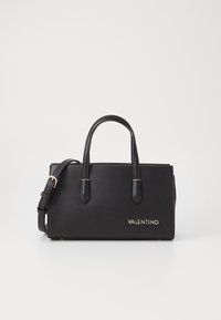 Černá kožená kabelka s krátkým a odnímatelným popruhem přes rameno, zlaté logo na přední straně, hladká textura, obdélníkový tvar, minimalistický design.