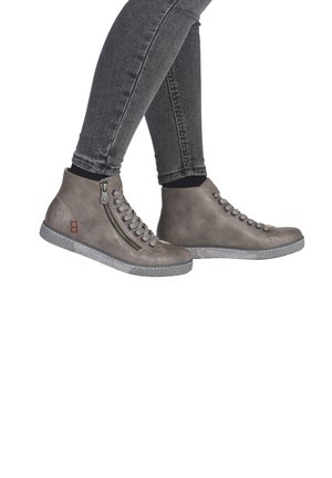 Graue High-Top-Schuhe aus strukturiertem Leder, ausgestattet mit einem seitlichen Reißverschluss, Schnürsystem und einem gemusterten Gummi-Sohlen.