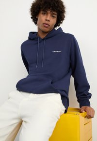 Carhartt WIP HOODED SCRIPT EMBROIDERY - Jersey con capucha - blue/white