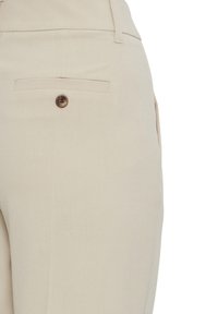 Pantaloni beige realizzati in tessuto liscio, dotati di una tasca posteriore con chiusura a bottone. Il design è sagomato con una silhouette elegante.