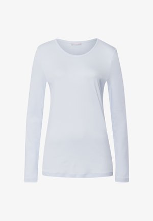 Camiseta de manga larga azul clara con cuello redondo, hecha de una tela suave y elástica; presenta una textura simple y lisa, sin patrones visibles.