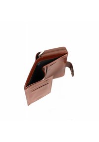 Portafoglio in pelle marrone con una finitura testurizzata, dotato di un compartimento con zip e diversi slot per carte visibili all'interno.