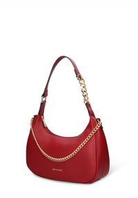 Borsa a mano in pelle rossa con finitura testurizzata, forma curva e tracolla a catena dorata. Presenta una chiusura con cerniera e un logo del marchio sul davanti.