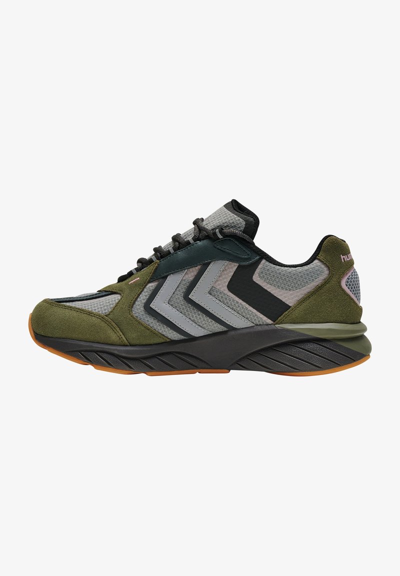 Sneaker med en overdel i grøn ruskind og grå mesh, der har et chevron-mønster, sorte accenter og en struktureret sort sål med en tan ydersål.