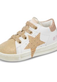 Sneaker bianco con accenti dorati, caratterizzato da un design a stella glitterata, punteggia dorata texturizzata, lacci metallici e suola texturizzata.