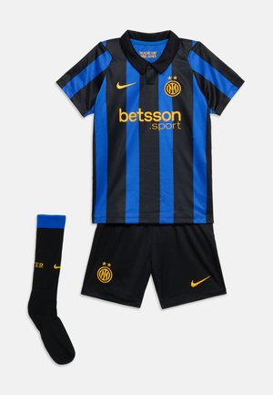 Zwart-blauw gestreept voetbalshirt met zwarte shorts en zwarte sokken met gele Nike-logo's en Inter Milan badges.