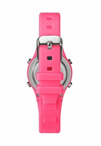 Bracelet de montre en silicone rose avec une boucle en métal argenté, doté d'un boîtier rond en acier inoxydable et d'orifices de réglage visibles.